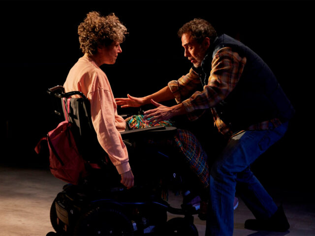 Julio Manrique interpretant 'Cost de vida'