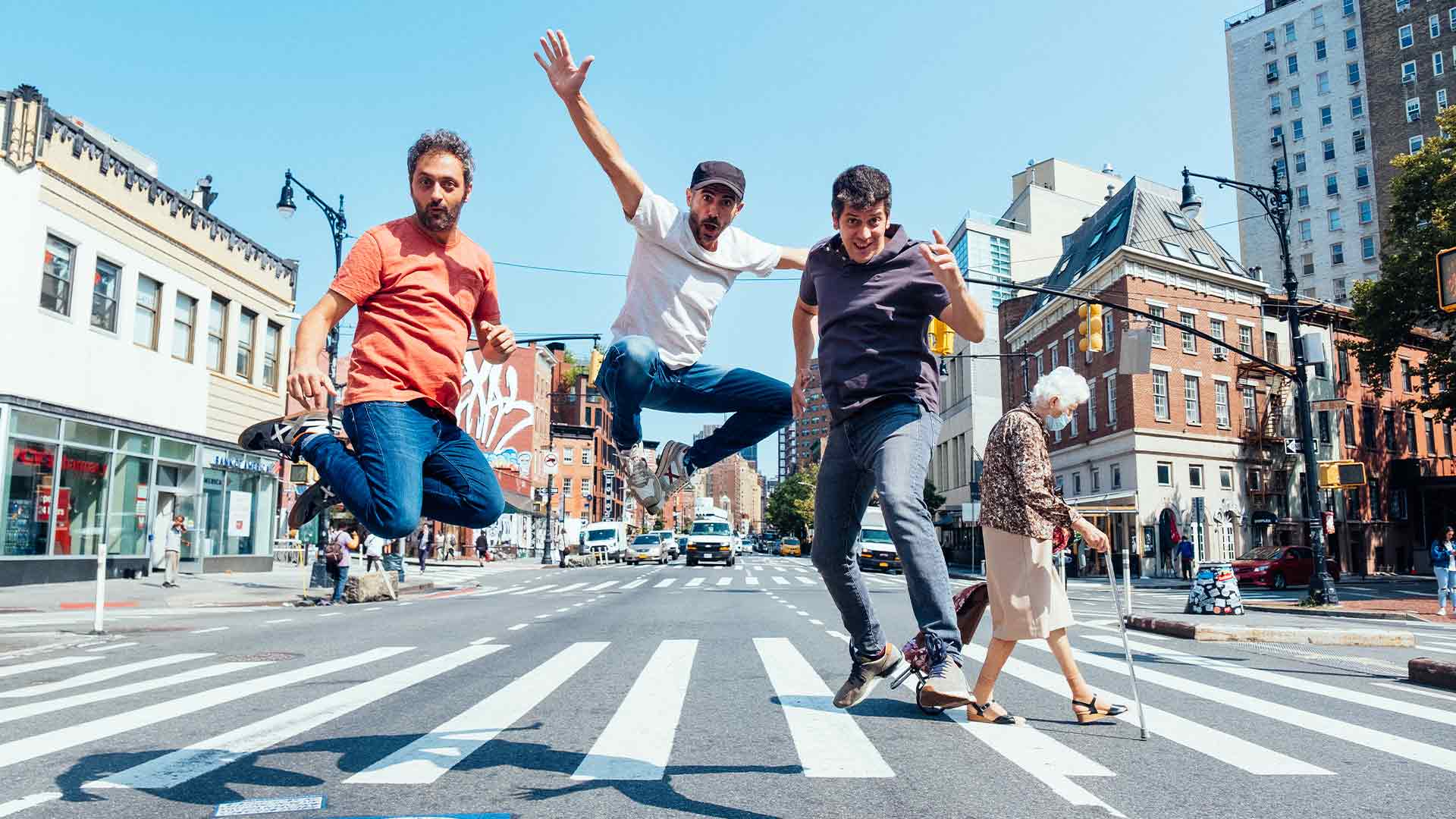 Els Amics de les Arts saltant al carrer